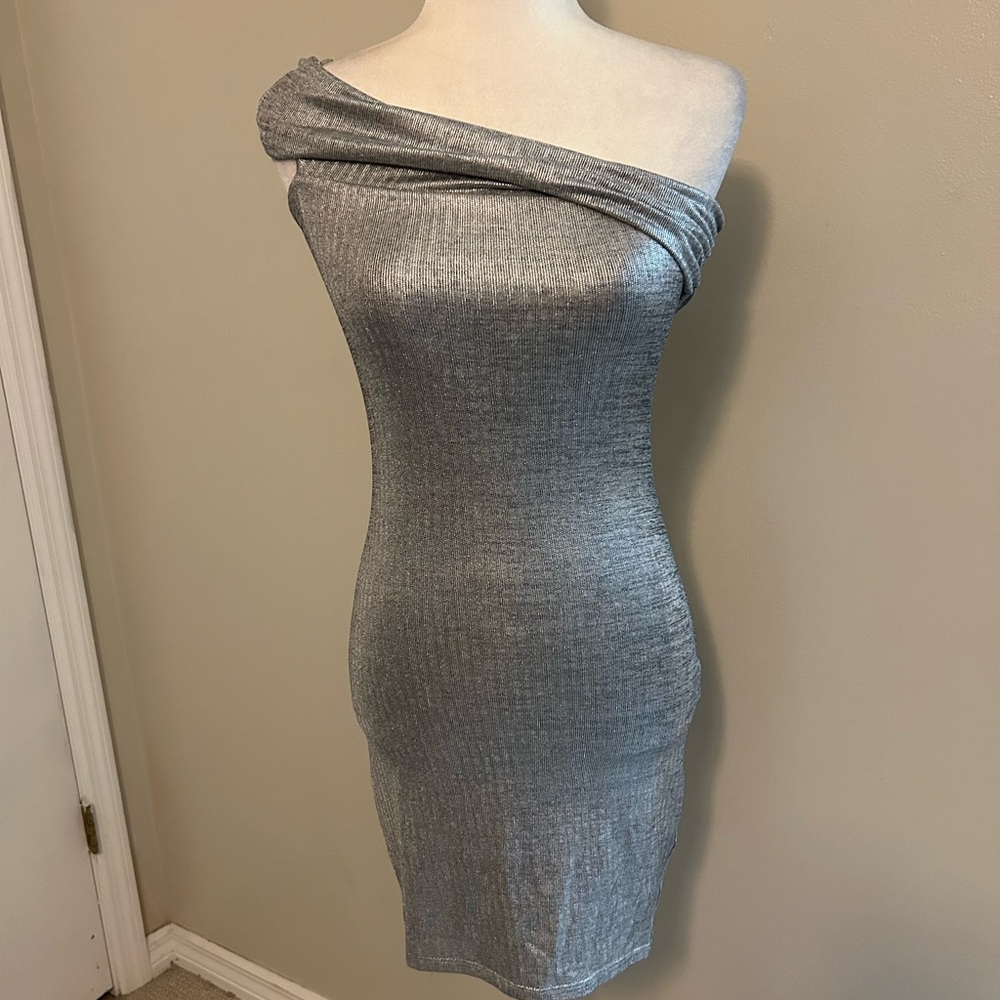 H:ours Size Sm One Shoulder Silver Metallic Dress
